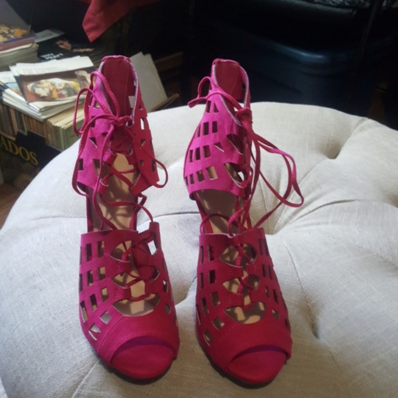 Shoe - Picture 2 of 4